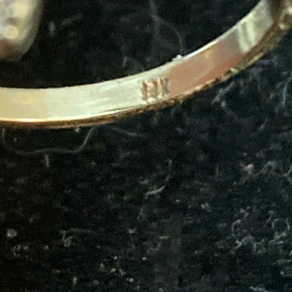 14K gold ring with 7 small diamonds. Size 7 - Picture 4 of 4